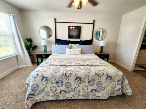 ENTIRE HOME- Gorgeous 3br Townhome Pool, Grill, Washer, Dryer, 2 FREE drive up spaces Sleeps 6 Close to everything PCB!